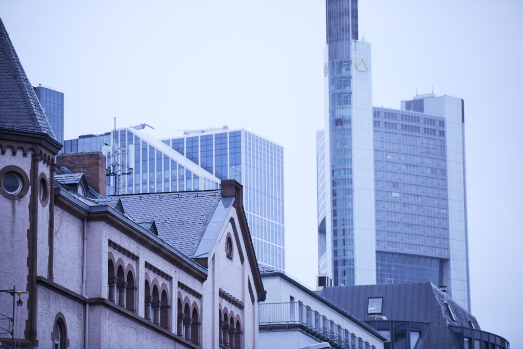 Blick auf das Bankenviertel in Frankfurt wo Banking Industrie floriert