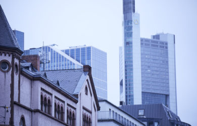 Blick auf das Bankenviertel in Frankfurt wo Banking Industrie floriert
