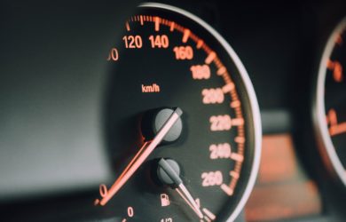 Nahaufnahme vom Tachometer vom Auto