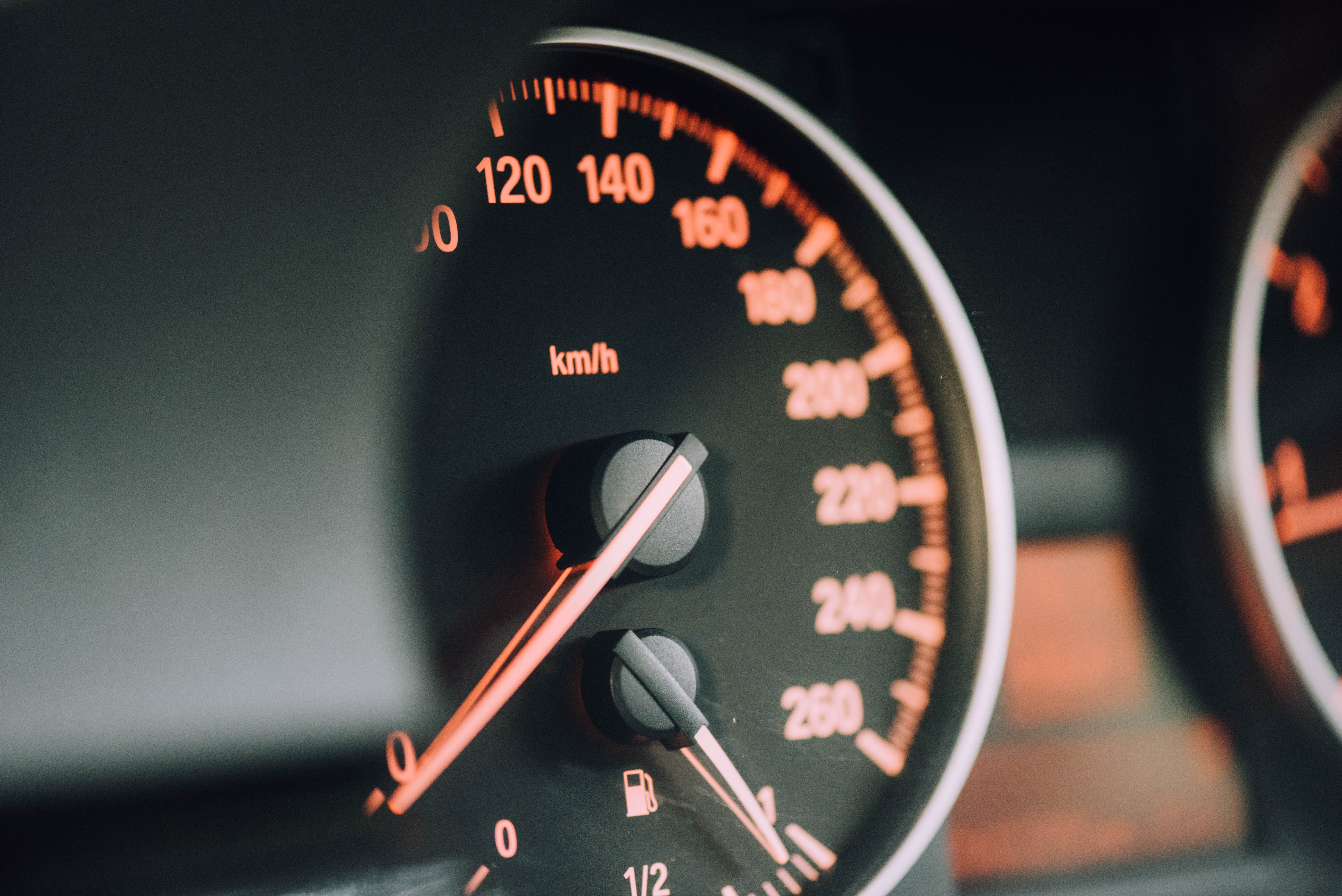 Nahaufnahme vom Tachometer vom Auto