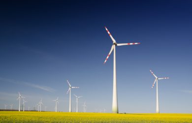 mehrere Windkraftanlagen auf einem Feld