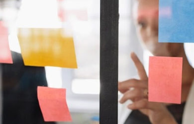 Kollegen brainstormen mit Kanban. Agile Transformation wird nur mit Change Management möglich