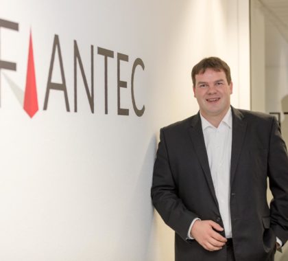 Stefan_Plagemann steht bei Wand mit FIANTEC Logo