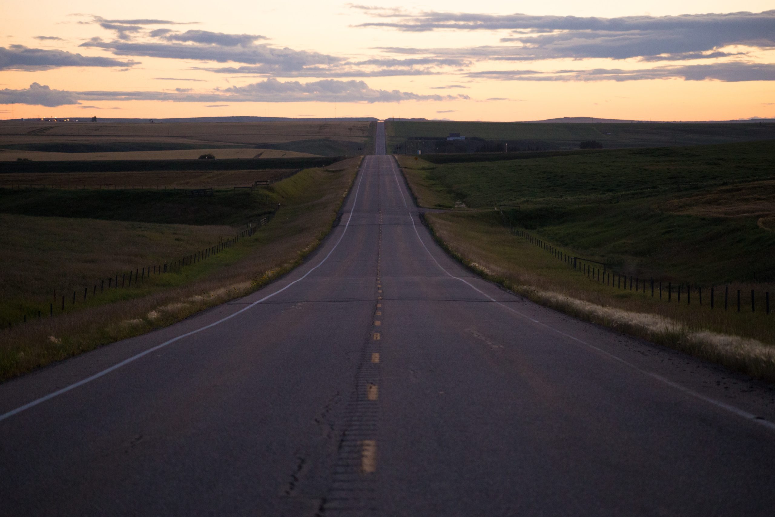 Lange Straße durch den Feld