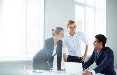 Porträt von Geschäftspartnern, die bei einem Treffen ihre Arbeit planen