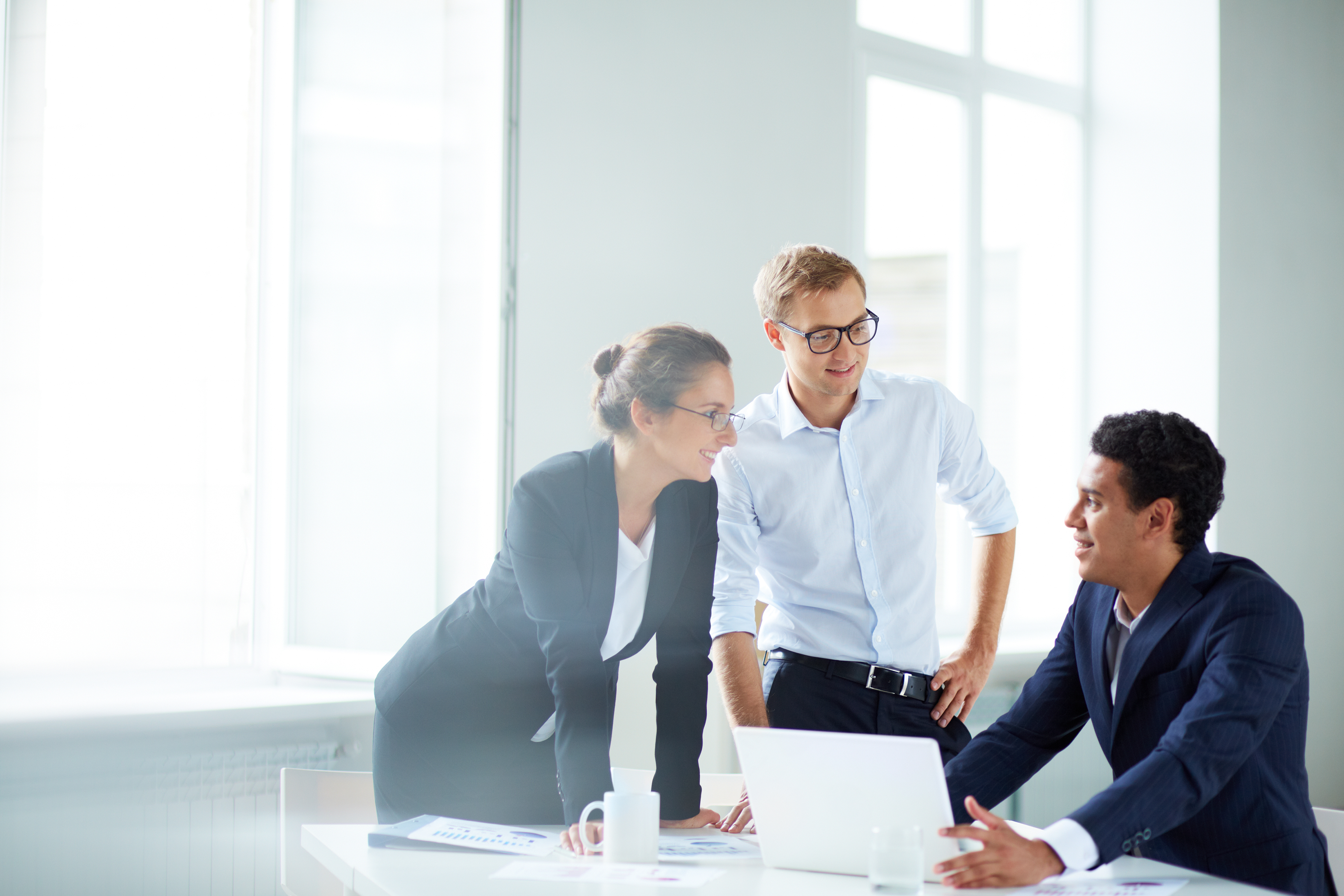 Porträt von Geschäftspartnern, die bei einem Treffen ihre Arbeit planen