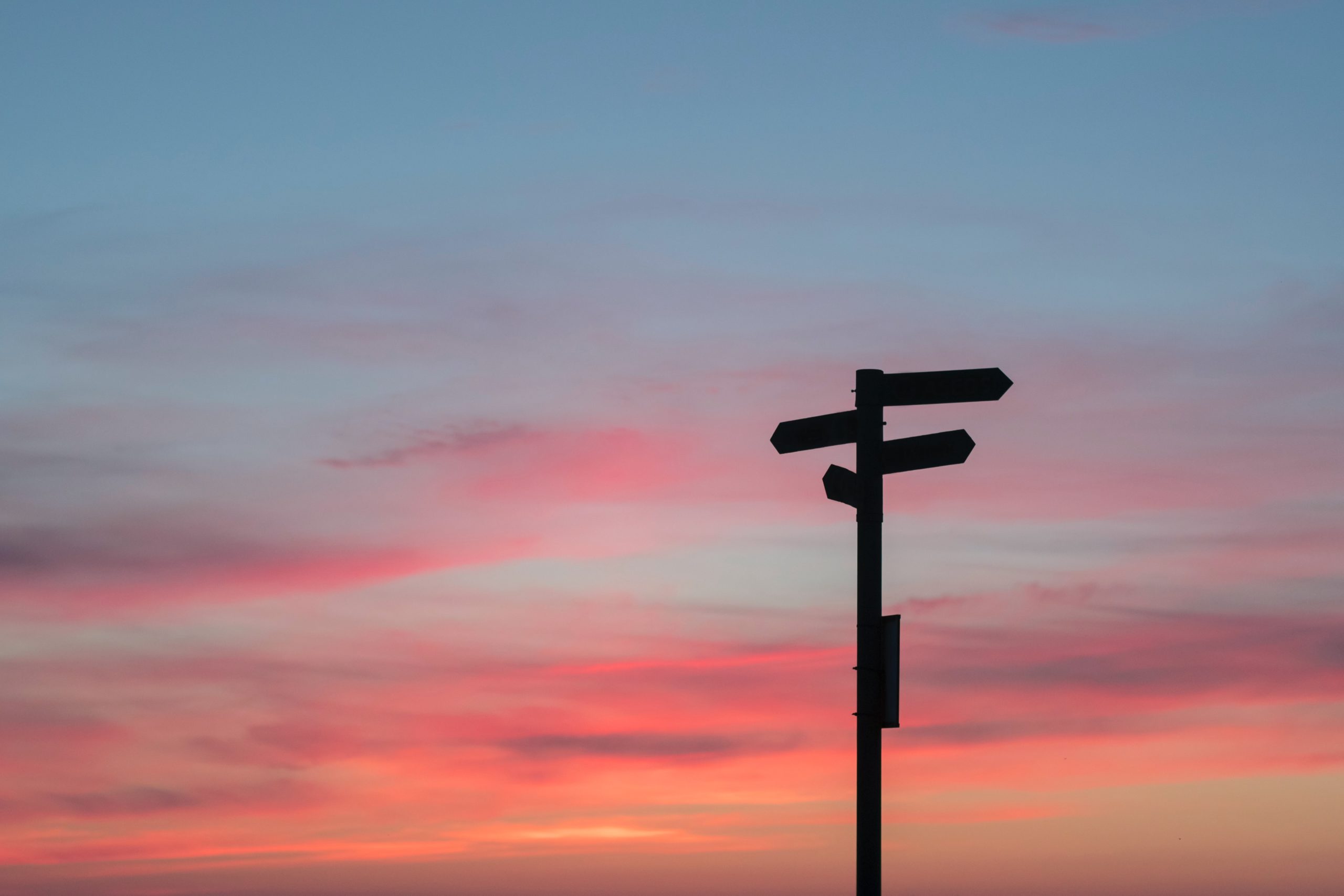 Wegweiser bei Sonnenuntergang