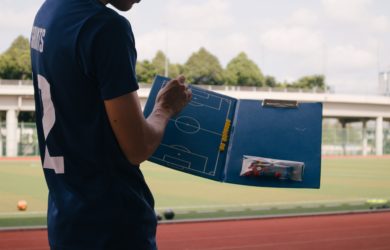 Fußballtrainer erklärt Spielplan