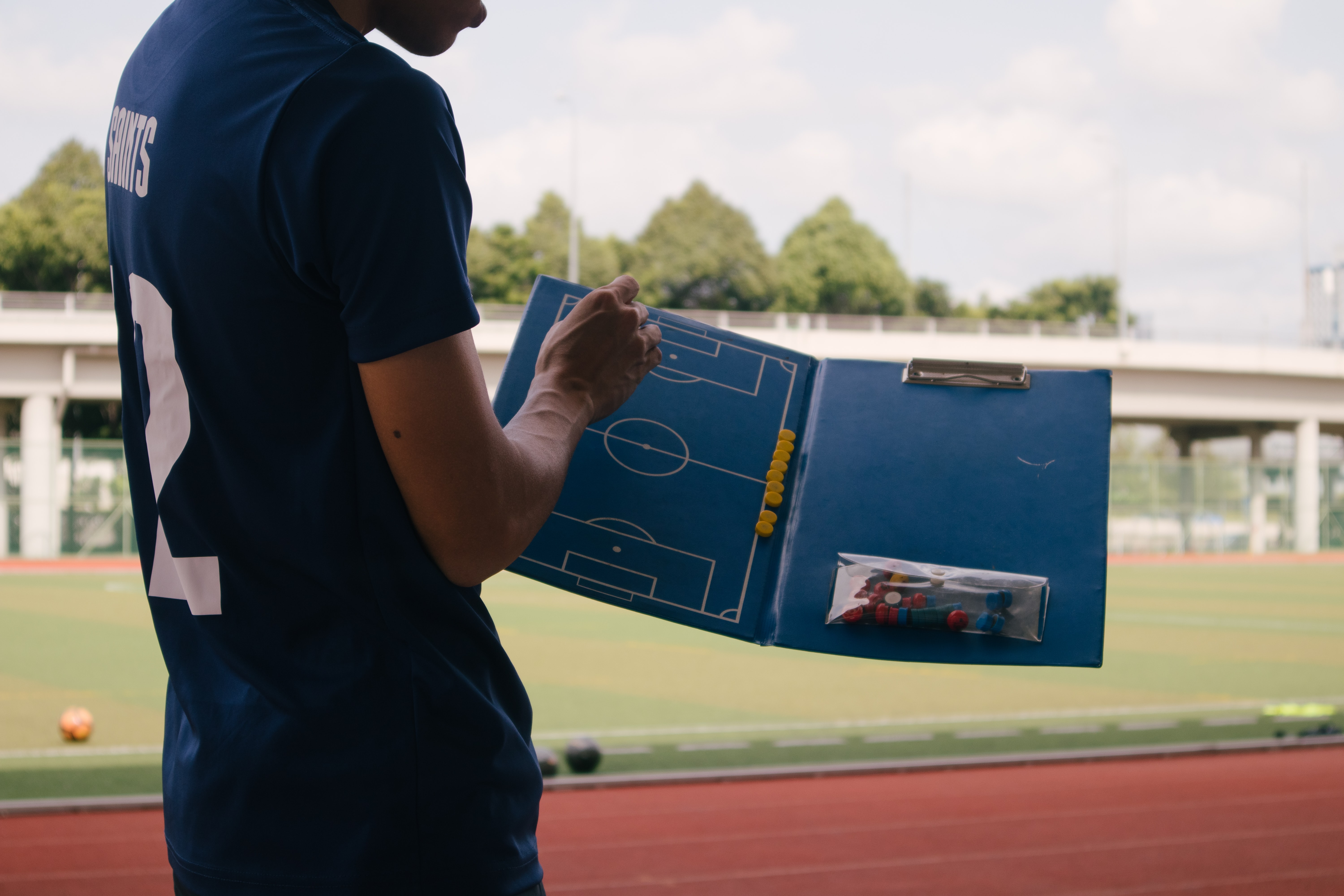 Fußballtrainer erklärt Spielplan