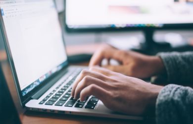 Arbeiter sitzt am Laptop
