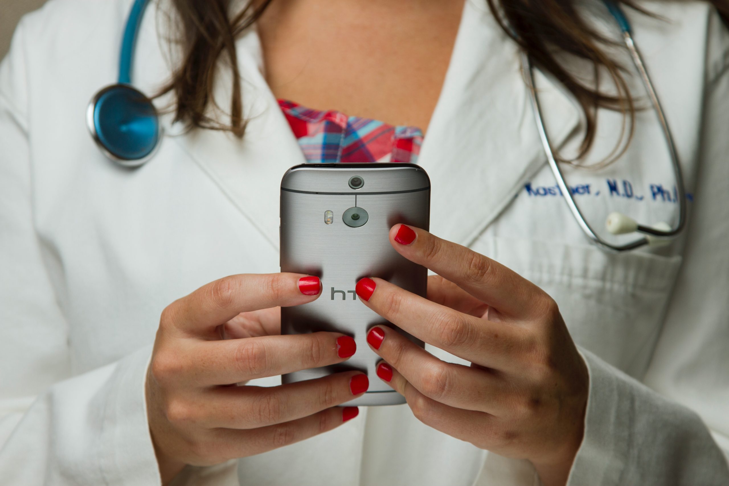 Ärztin hält ein Handy in den händen