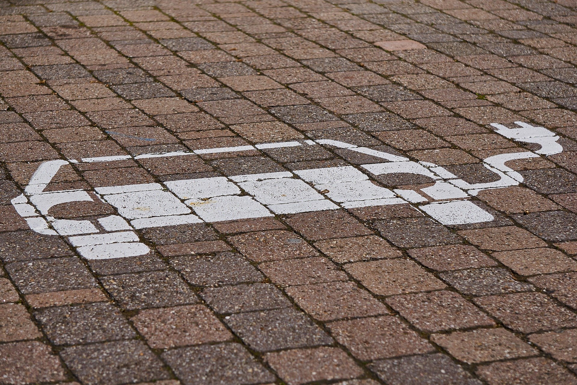 Stromparkplatz eingezeichnet auf der Straße