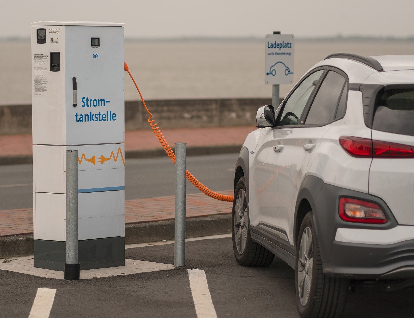 Elektro Auto lädt an der Stromtankstelle