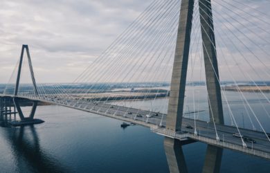 Brücke über einem Fluss