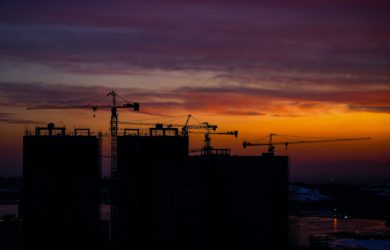 Kran bei Sonnenuntergang