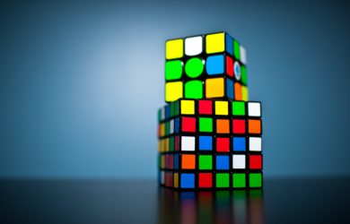 zwei Rubiks Cube aufeinander gestapelt