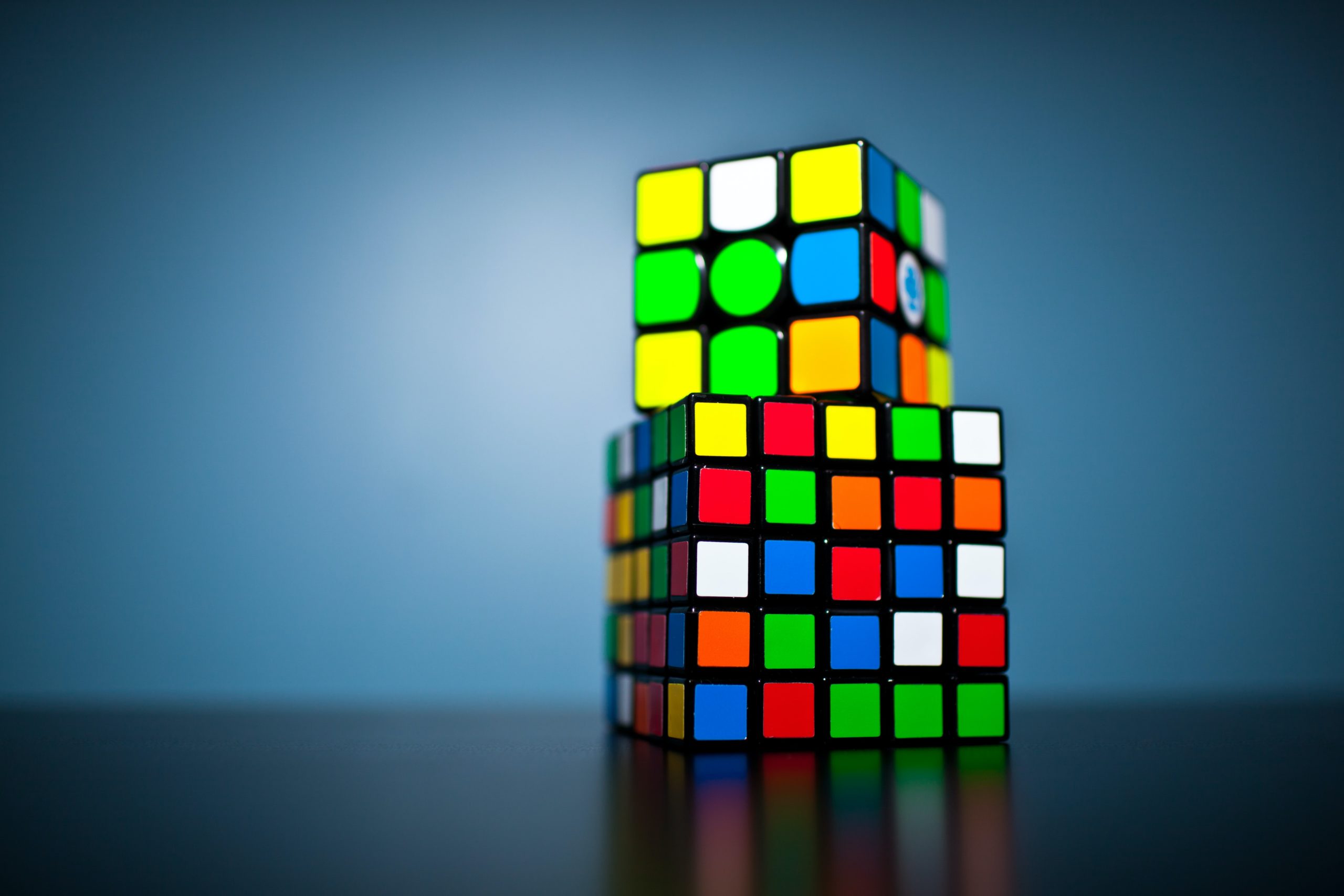 zwei Rubiks Cube aufeinander gestapelt