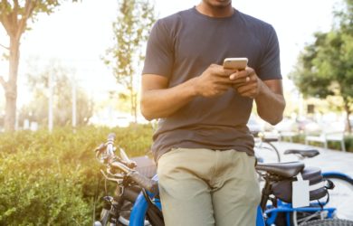 Mann mit Smartphone in der Hand