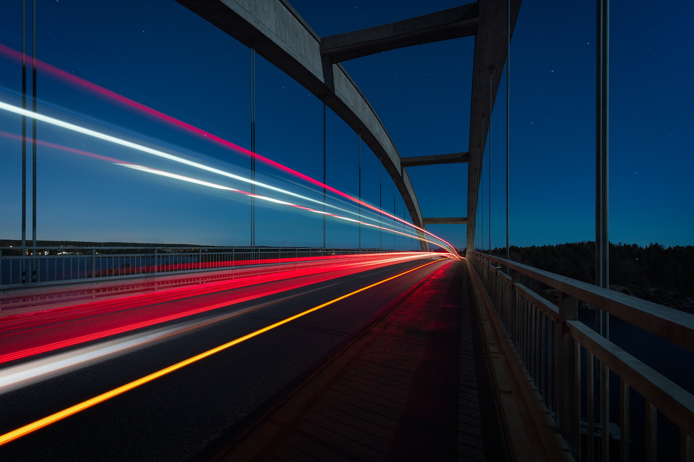 Brücke mit Autos bei Nacht