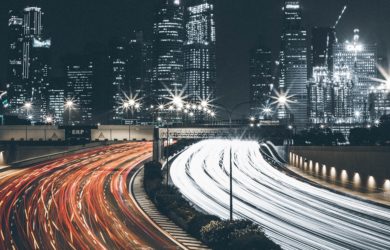 Straße bei Nacht mit viel Verkehr