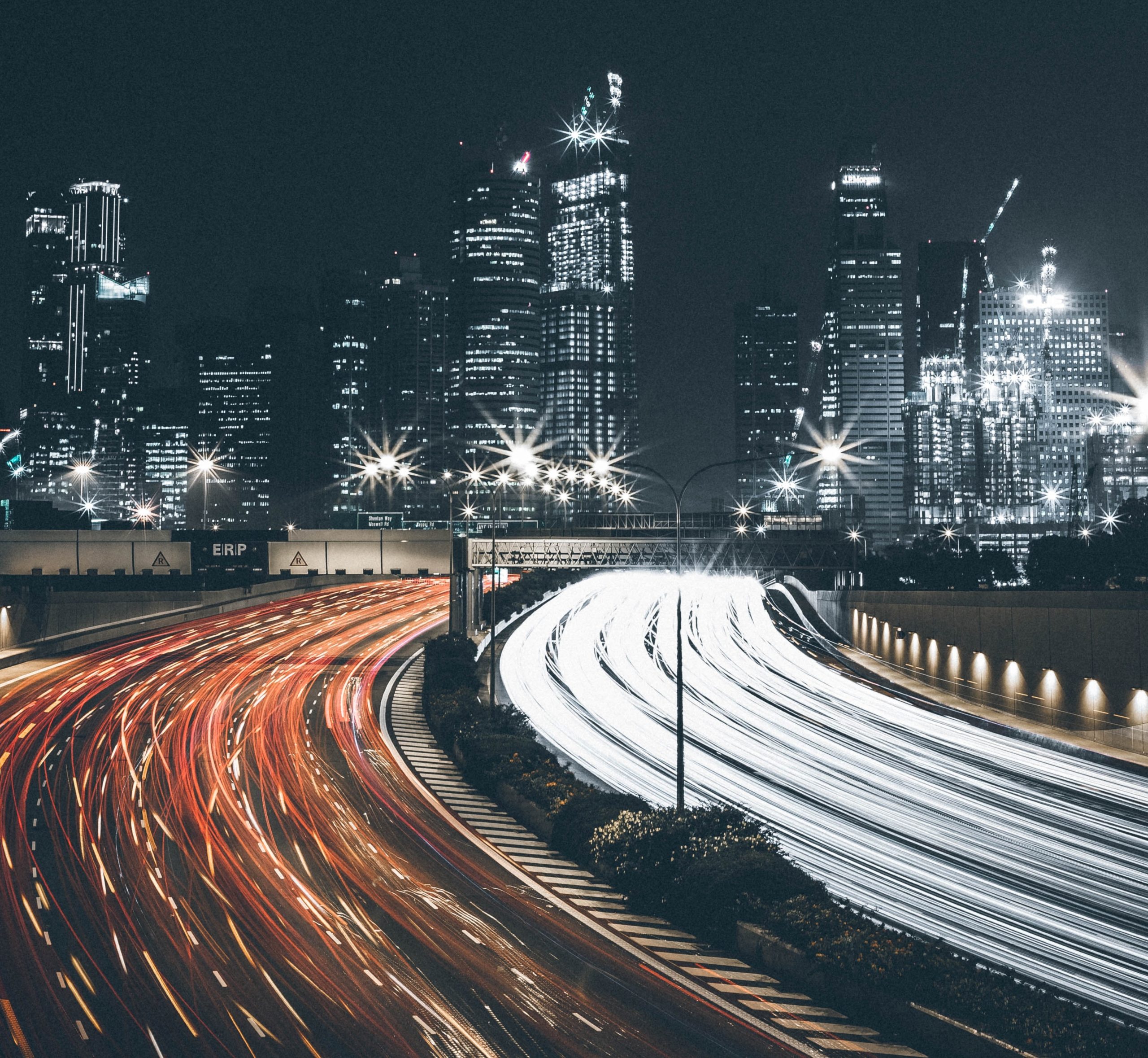 Straße bei Nacht mit viel Verkehr