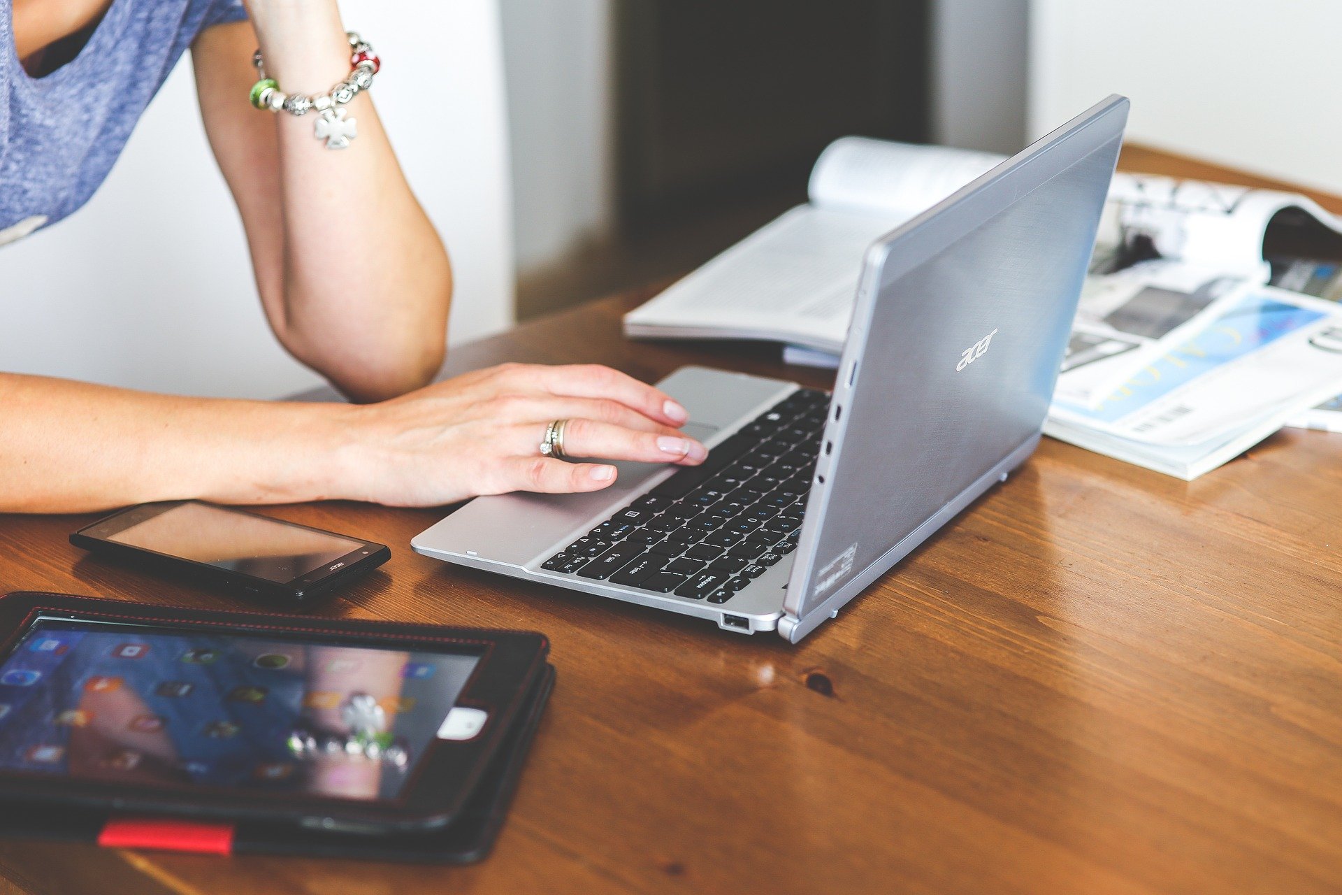 Frau mit Laptop im Home office