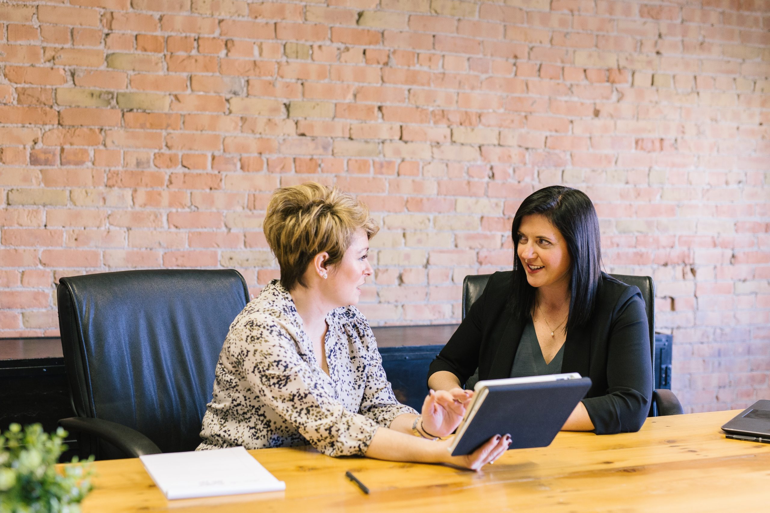 Beratungs und Vertriebsmanagement : Zwei Frauen arbeiten zusammen in einem Team