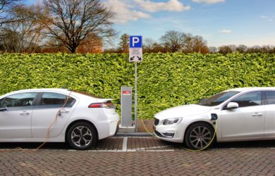 Zwei Elektro-Autos laden an einer Ladestation