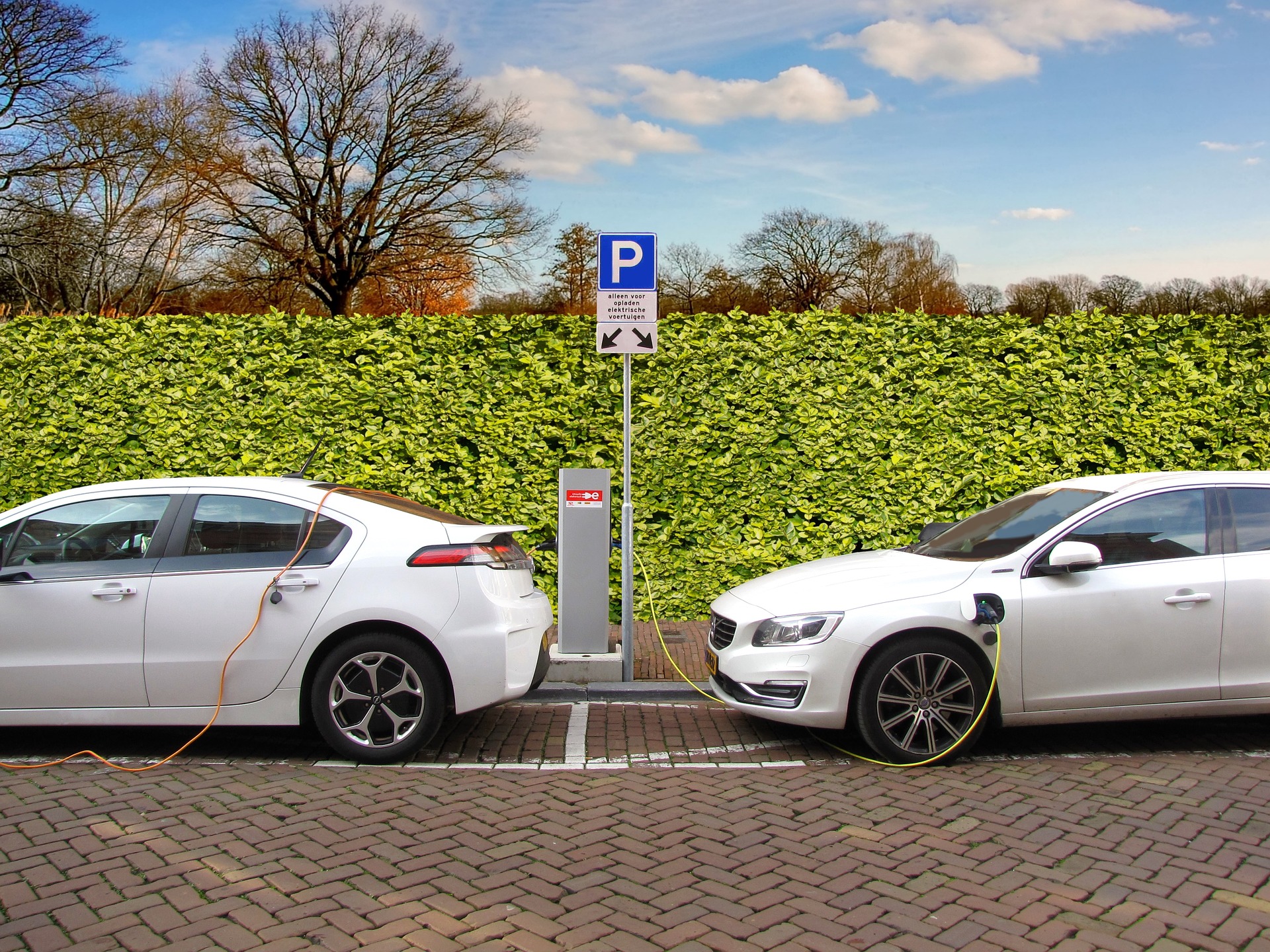 Zwei Elektro-Autos laden an einer Ladestation