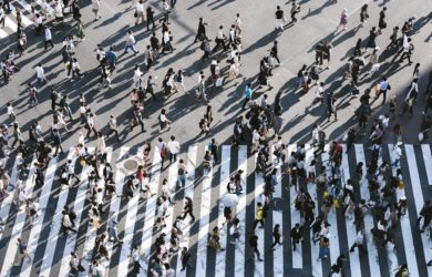 Viele Menschen überqueren eine Straße