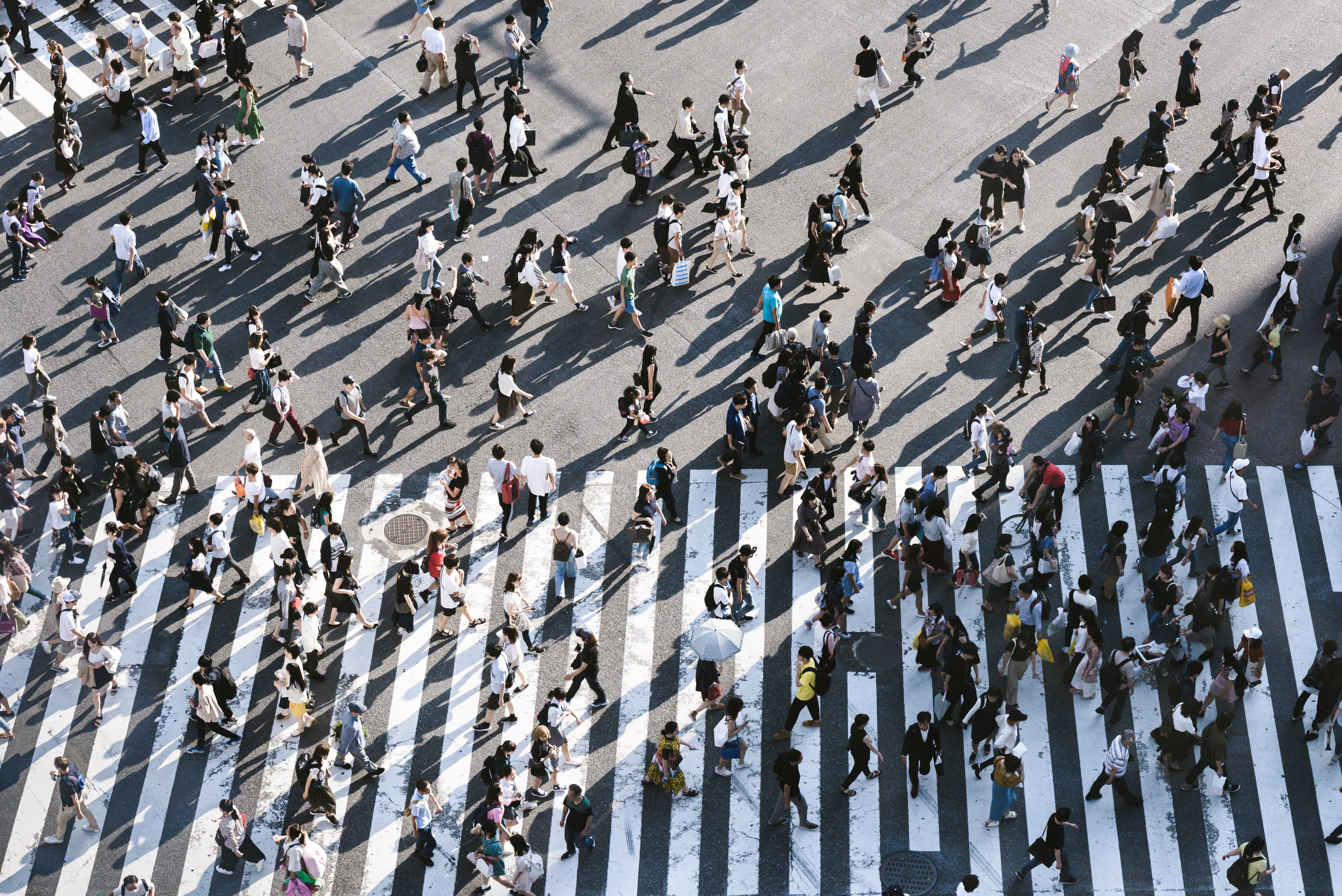 Viele Menschen überqueren eine Straße