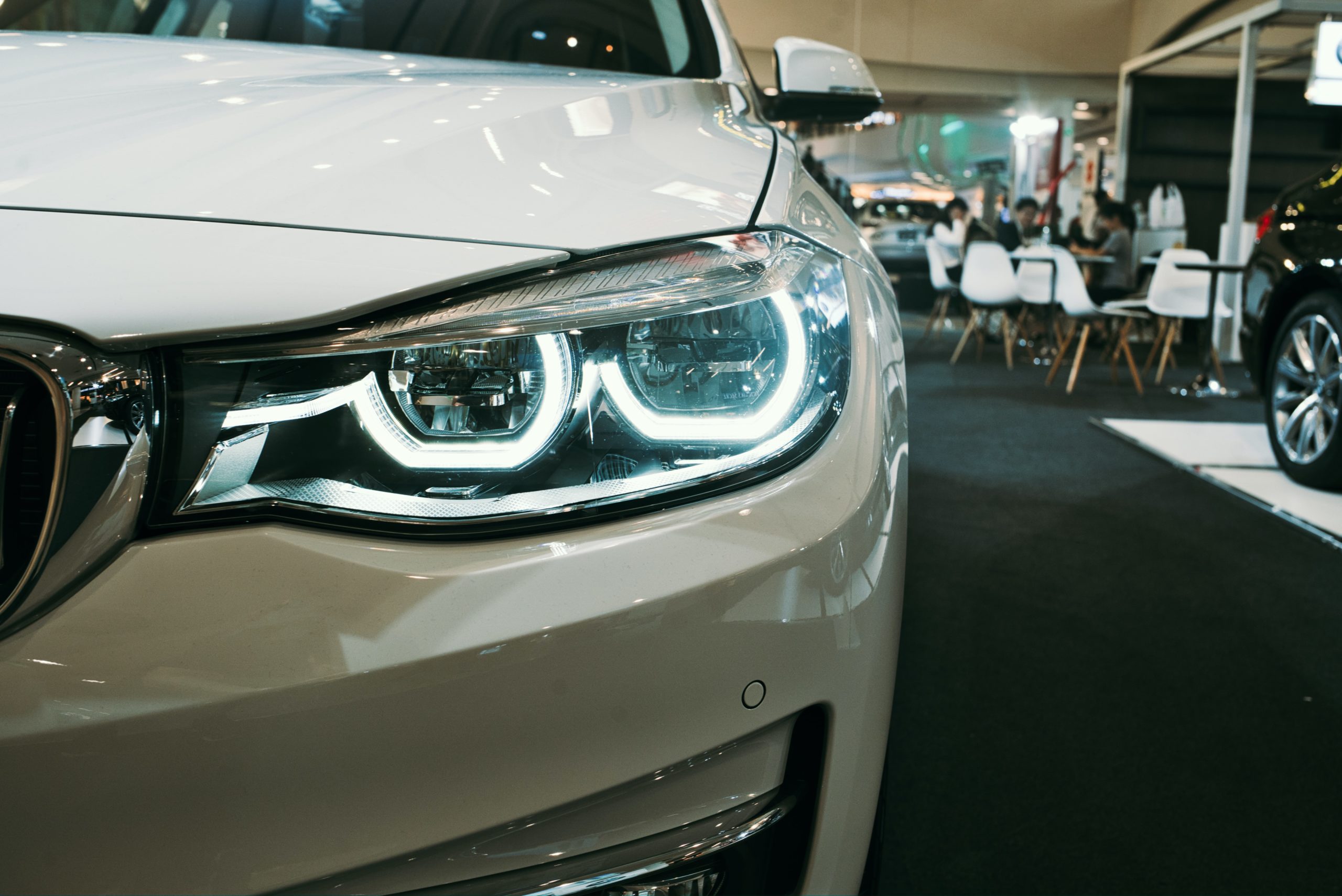 Nahaufnahme von einem weißen Auto im Showroom