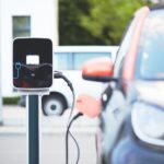 E-Auto lädt an einer öffentlichen Ladestation