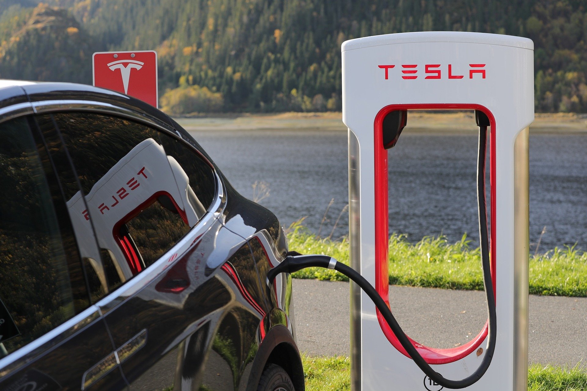 Tesla Elektro-Auto ladet an einer Ladesäule