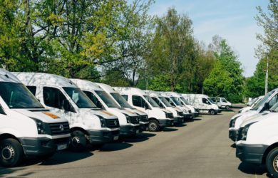 Parkplatz mit Schulbüssen in einer Reihe