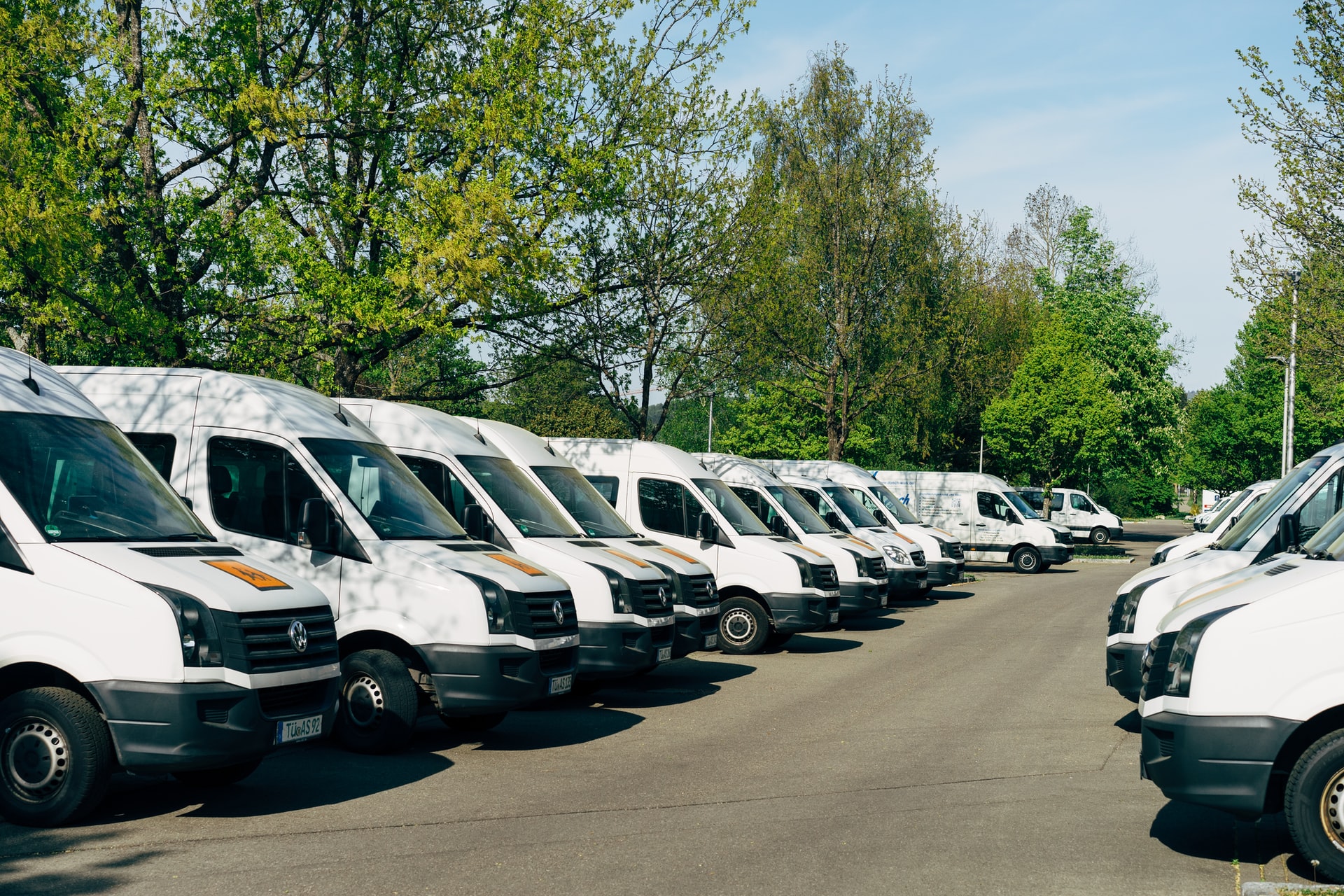 Parkplatz mit Schulbüssen