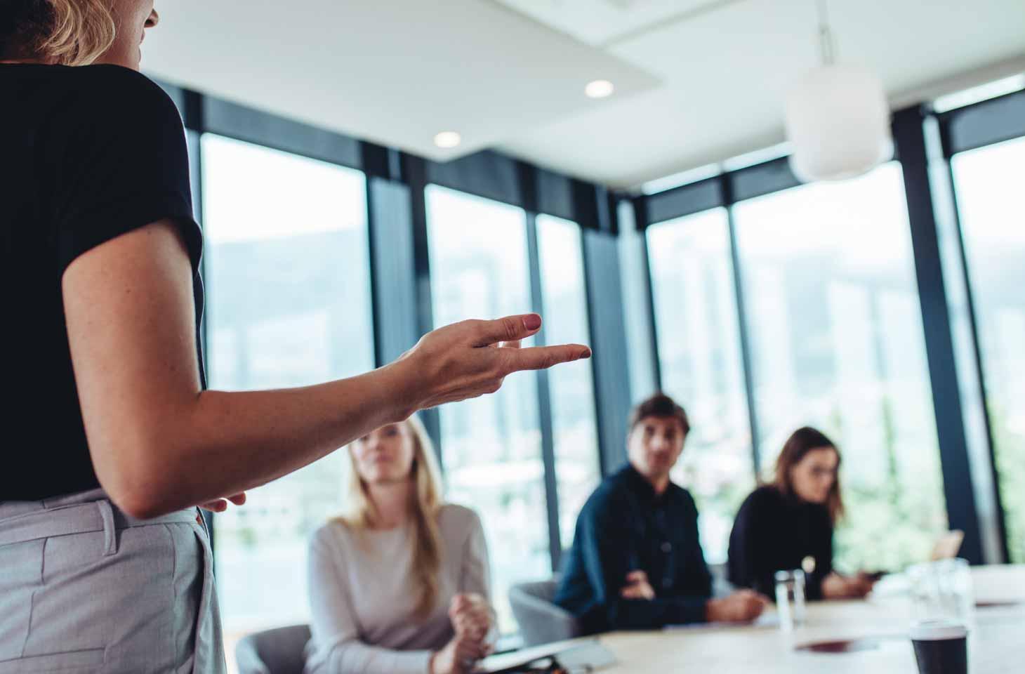 Konferenzraum mit einem großen Tisch und Stühlen mit großen Fenstern