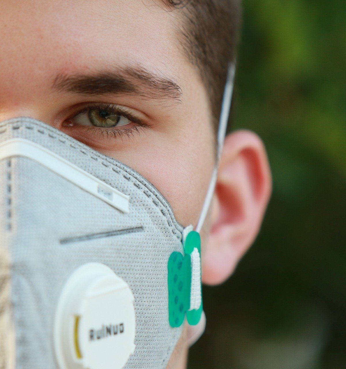 Junge mit einer Maske, halbes Gesicht