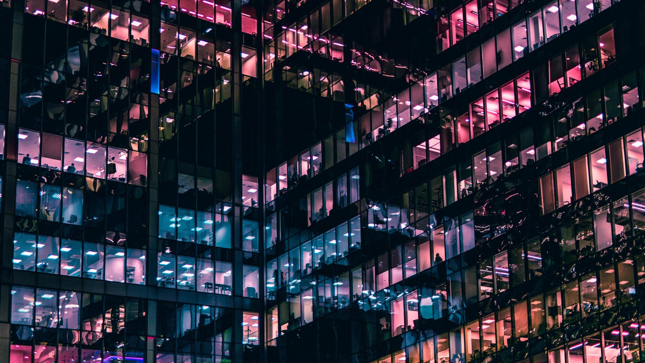 Glassgebäude Büro in der Nacht