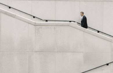 Minimalistisches Bild von einem mann, der die Treppe hochläuft