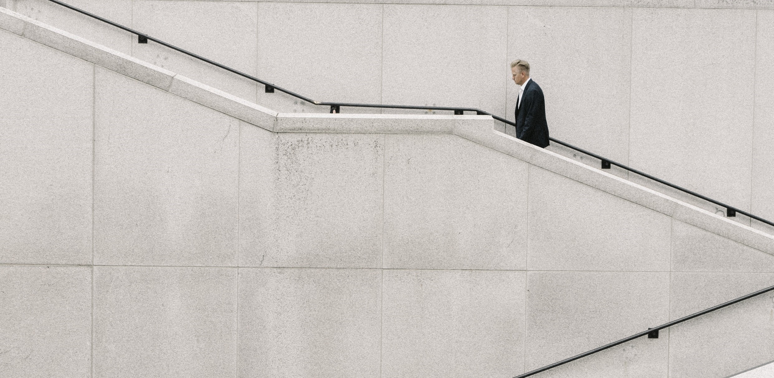 Minimalistisches Bild von einem mann, der die Treppe hochläuft