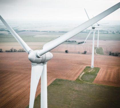 Bild von Windrädern auf dem Feld