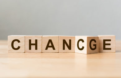 6 Holzwürfel neben einander, die das Wort "Chance" oder "change" zeigt