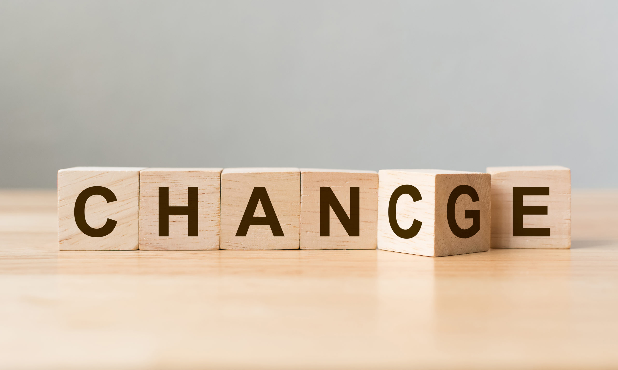 6 Holzwürfel neben einander, die das Wort "Chance" oder "change" zeigt