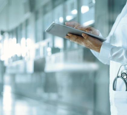Medizin und Technik. Arzt arbeitet mit einem digitalen Tablett im Krankenhaus