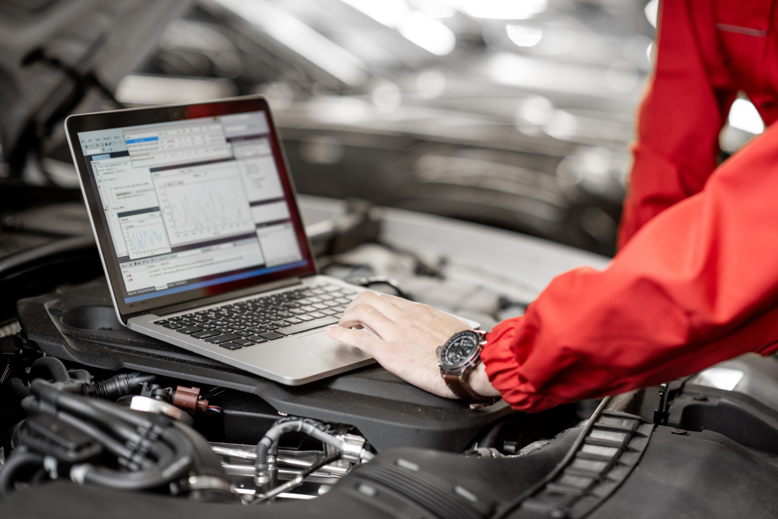 Automechaniker analysiert Daten vom Automobil