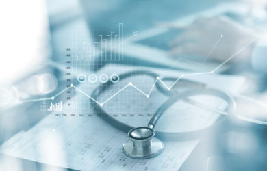 Healthcare Business Graph und Medizinische Untersuchung und Geschäftsmann Analyse von Daten und Wachstum Diagramm auf blauen Hintergrund