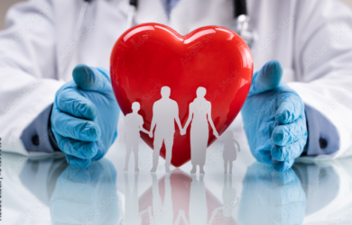 Familienkardiologie und medizinische Gesundheitsversorgung, Arzt hält Händ um ein Herz, vor dem eine Familie steht