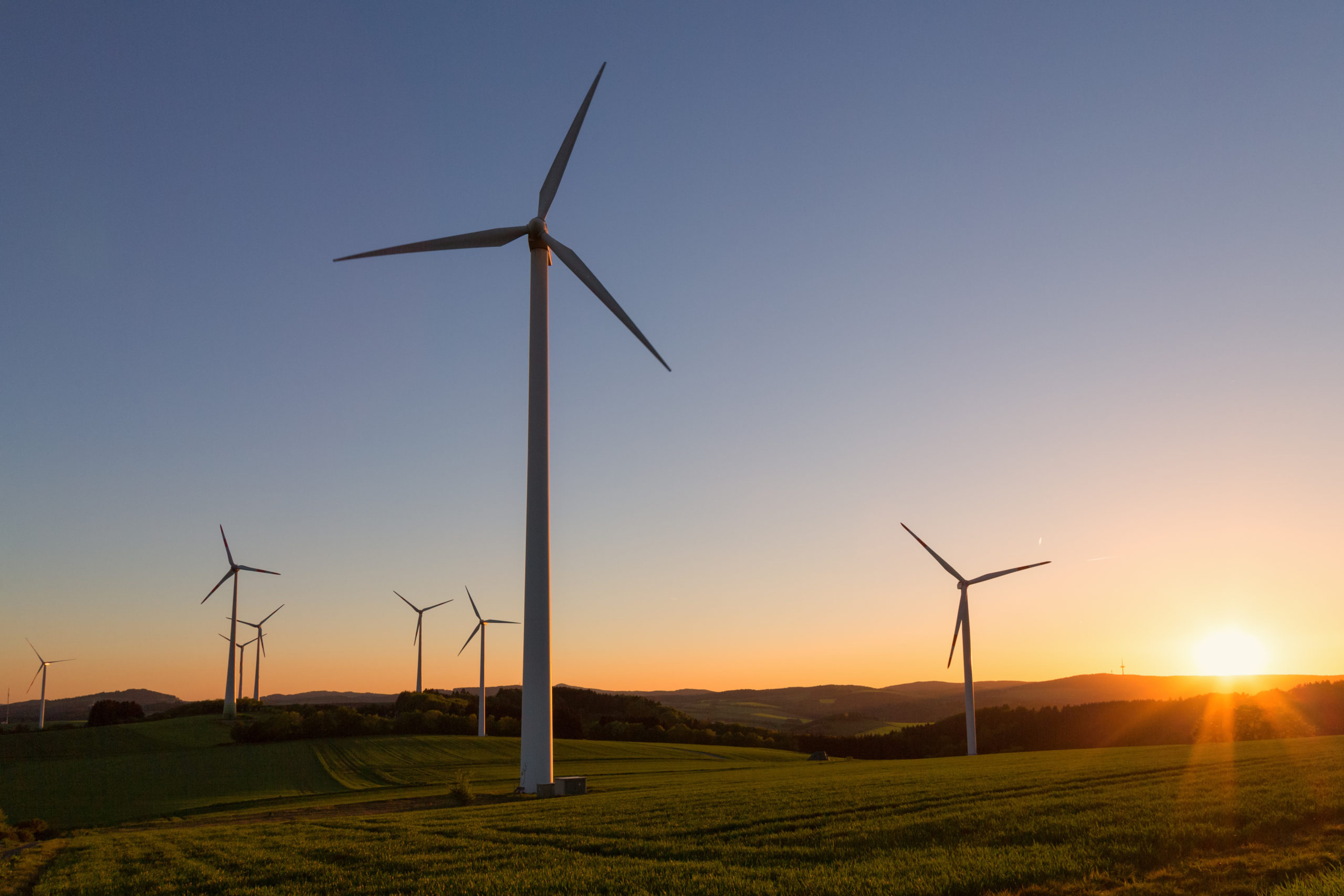 windkraftanlagen bei sonnenuntergang