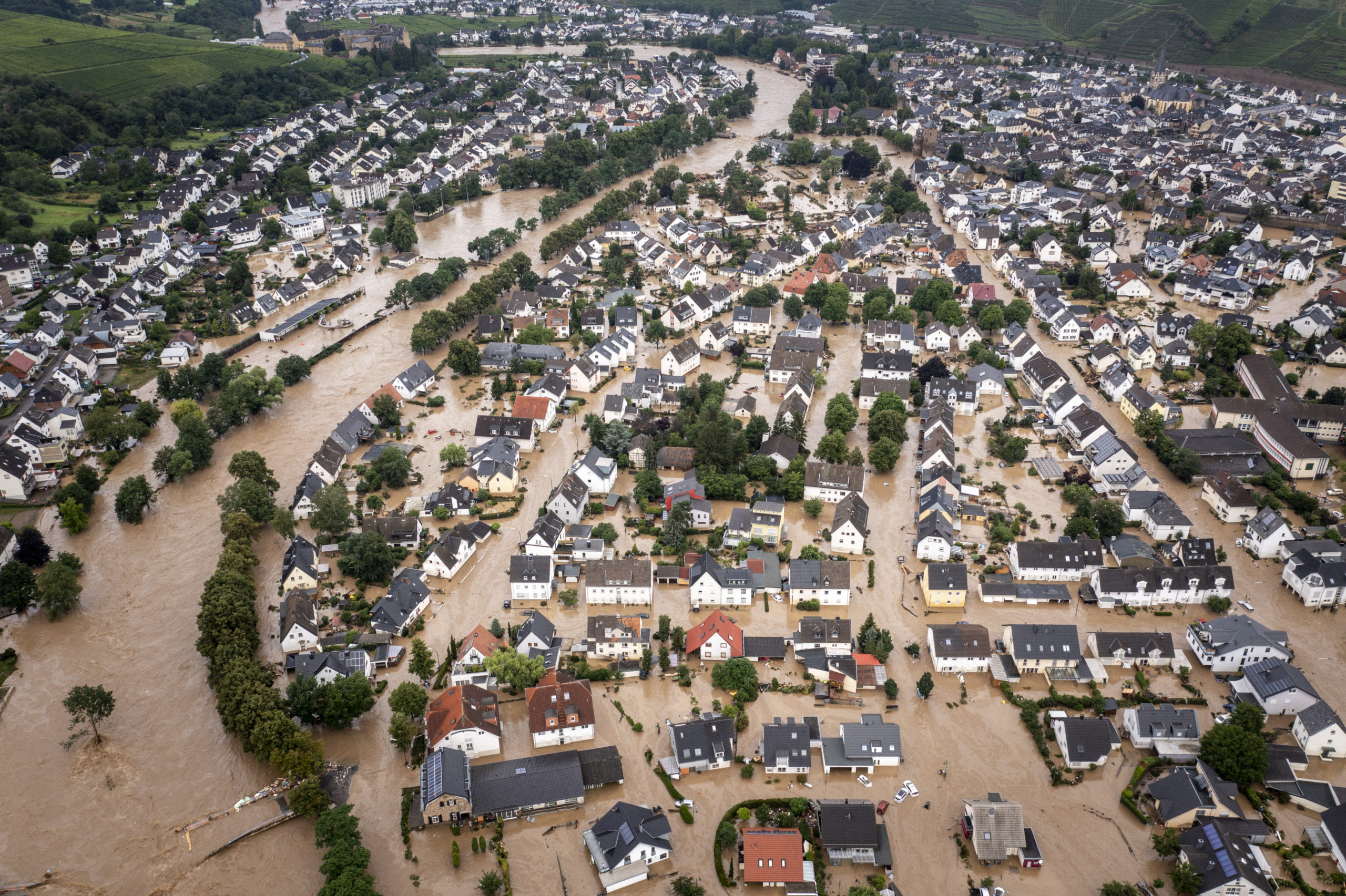 IT- und Managementberatung Consileon hilft Flutopfern im Ahrtal und in Bochum-Dahlheim. Das Bild zeigt das überschwemmte Ahrtal